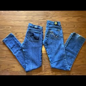 2 pairs of Rock & Republic jeans. You will get both pairs for the price of $25.